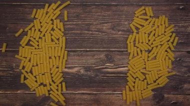 Tubetti Ahşap Kaşık ve Ahşap arka plan üzerine yazmak için beyaz kağıt - Stop motion animasyon