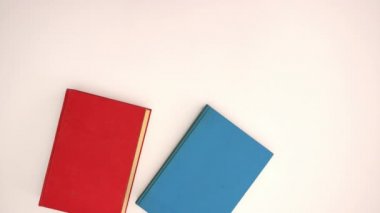 Kitaplar beyaz arka planda görünür - Hareketli animasyon videosunu durdurun 