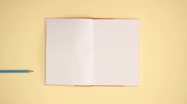 Okul Malzemeleri sarı arka planda görünür - Hareketli animasyonu durdurun