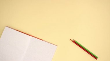 Sarı arka planda Okul Malzemeleri - Stop motion animasyon