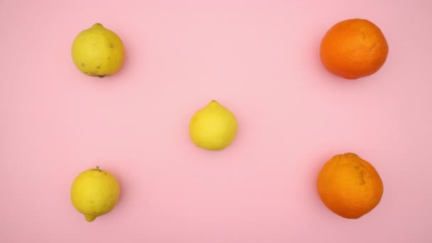 Naranjas Limones Cambiando Lugar Sobre Fondo Rosa Stop Motion Video — Vídeos de Stock