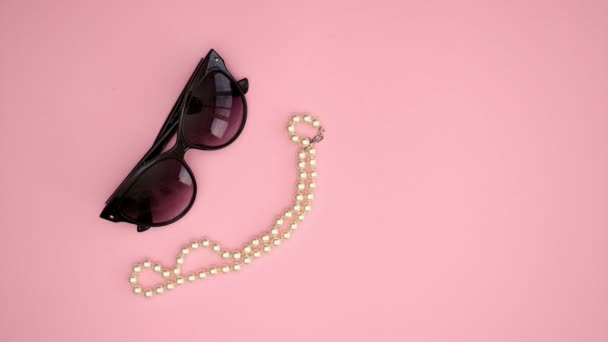 Sonnenbrille Halskette Armband Ohrringe Und Lippenstift Beauty Produkte Stop Motion — Stockvideo