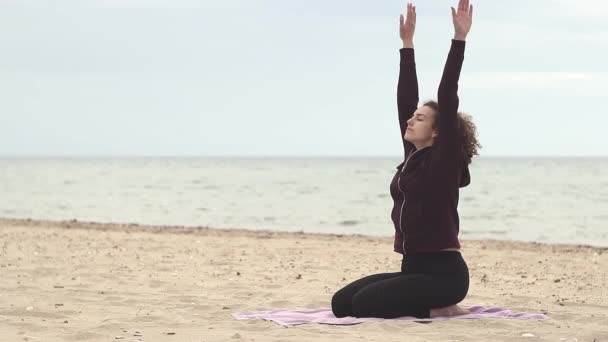 Schöne Und Junge Frau Praktiziert Yoga Strand Gesunder Lebensstil Junge — Stockvideo