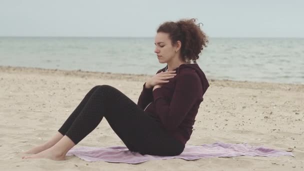 Fitness Esporte Conceito Estilo Vida Saudável Jovem Fazer Exercício Praia — Vídeo de Stock