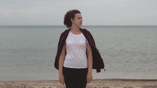 Молодая Женщина Стоит Пляже Пока Дует Ветер Молодая Женщина Одевается — стоковое видео