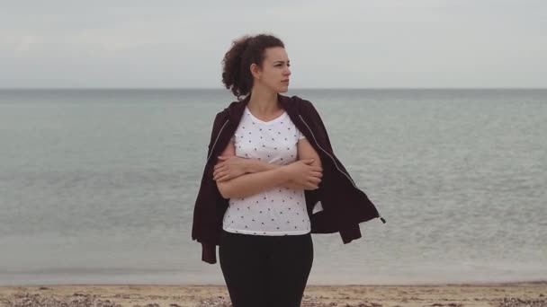 Jonge Vrouw Die Het Strand Staat Terwijl Wind Waait Jonge — Stockvideo