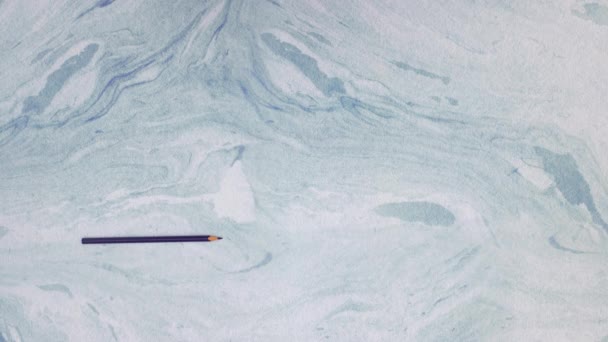 색상의 연필은 파란색 배경에 나타납니다 파란색 배경에 드로잉을 연필의 애니메이션 — 비디오