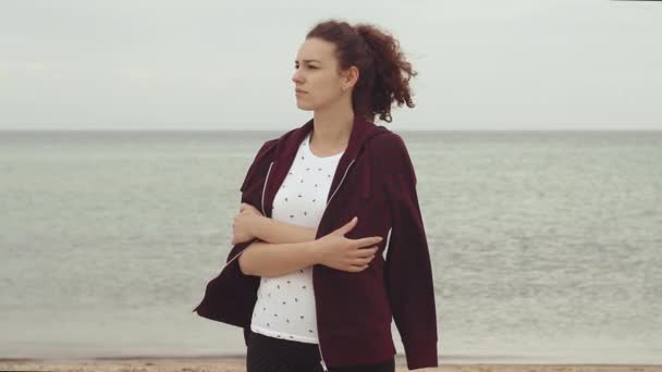 Młoda Kobieta Stoi Plaży Podczas Gdy Wiatr Wieje Młoda Kobieta — Wideo stockowe