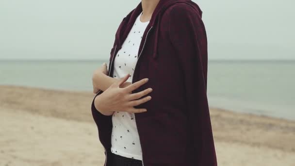 Jonge Vrouw Die Het Strand Staat Terwijl Wind Waait Jonge — Stockvideo