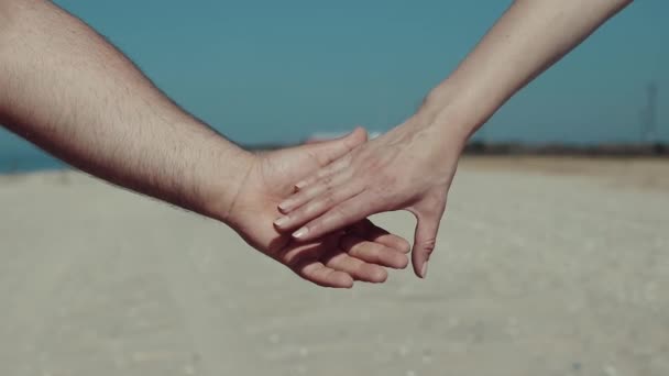 美丽的情侣在爱与手一起在海滩上的特写 恋人之间的浪漫时刻 — 图库视频影像