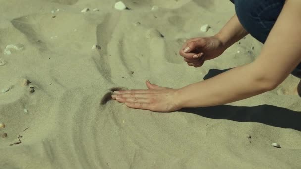 Молодая Женщина Коснуться Песка Пляже Одной Стороны Закрыть Медленное Движение — стоковое видео