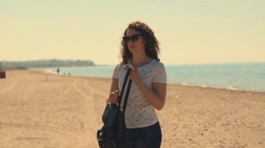 Yakın güzel genç kadın sırtına çanta koyarak ve uzak uyanma