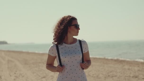 Портрет Красивой Молодой Женщины Стоящей Моря Наслаждающейся Видом — стоковое видео