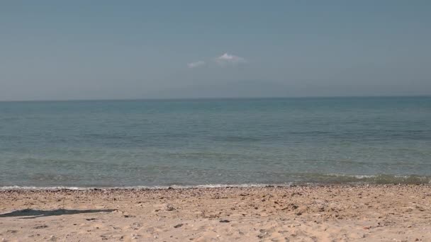 Mulher Bonita Acordando Sozinha Praia Com Sapatos Suas Mãos — Vídeo de Stock