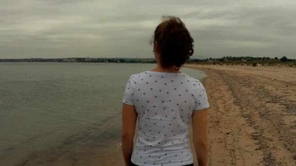 Close Van Mooie Jonge Vrouw Wandelen Door Zee Regenachtige Koude — Stockvideo