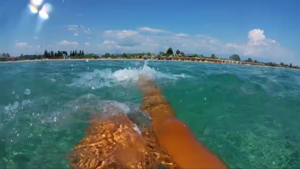 Jovem Nadar Mar Azul Movendo Salpicando Com Pernas — Vídeo de Stock