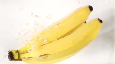 Taze muz suya düşmek ve kabarcıklar yapmak