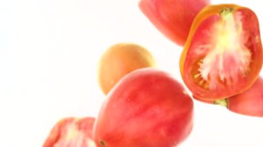 Taze ve organik domatesler suya düşer