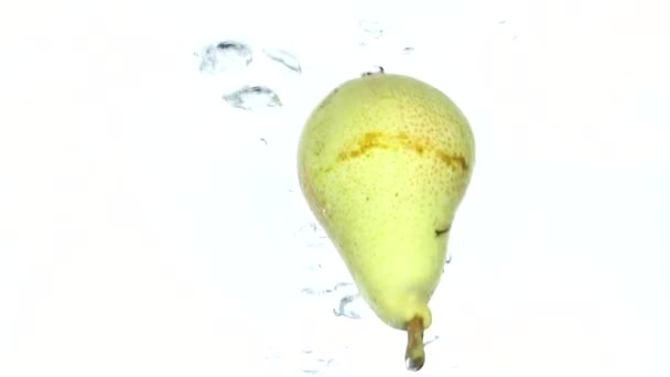 有機梨と新鮮な梨が水に落ちる — ストック動画