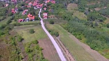 Güzel köye giden yolun havadan drone görüntüleri.