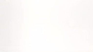 Taze ve organik meyveler suya düşer. 