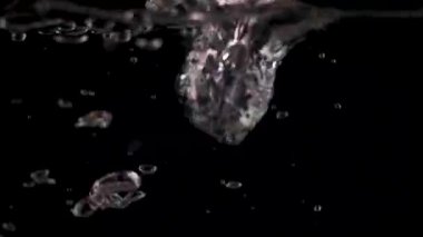 Su siyah arka plan üzerinde kabarcıklar yapmak 