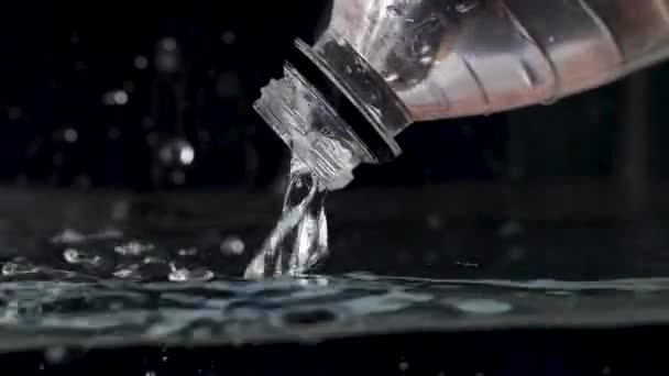 Versare Acqua Dalla Bottiglia Plastica Fare Bolle — Video Stock