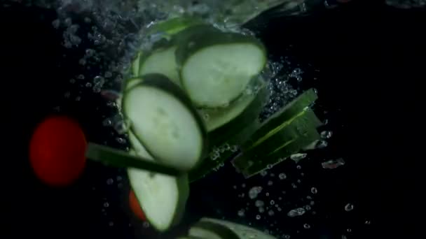 Pepino Fresco Orgânico Fatiado Tomate Cereja Cair Água — Vídeo de Stock