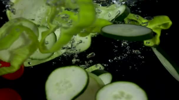 Las Verduras Mezcladas Caen Agua Cortar Pimienta Pepino Tomates Cherry — Vídeos de Stock