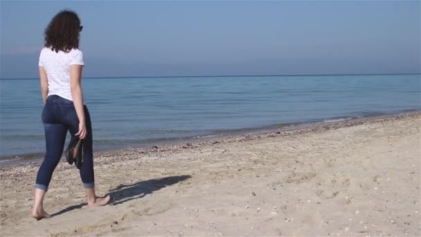 Молодая Женщина Ходить Пляжу Босиком Начать Бегать — стоковое видео