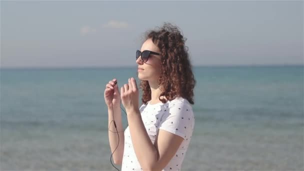 Close Van Jonge Mooie Vrouw Zet Een Koptelefoon Muziek Luisteren — Stockvideo