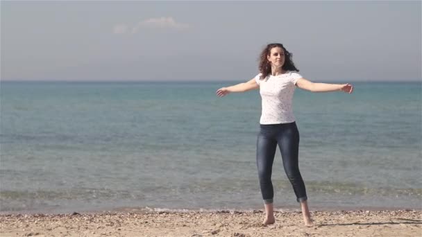 Ευτυχισμένη Νεαρή Γυναίκα Που Απολαμβάνει Στον Ήλιο Στην Παραλία Και — Αρχείο Βίντεο