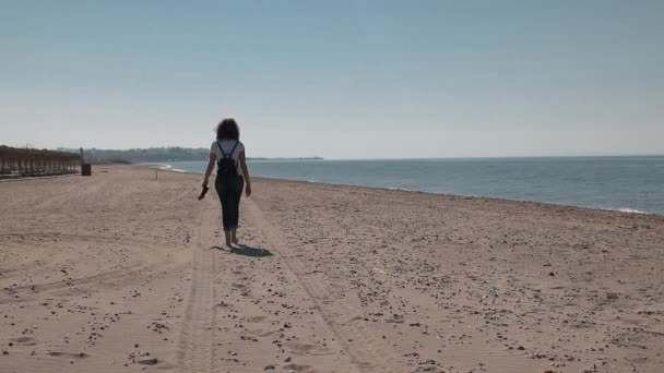 Jonge Vrouw Lopen Het Strand Blootsvoets Neem Schoenen Handen — Stockvideo