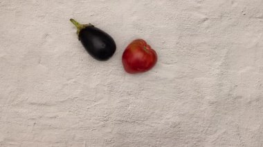 Mutfak masasında görünen taze ve organik meyve ve sebzelerin hareket animasyonlarını durdurun 