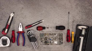 Arka plandan kaybolan inşaat ve diy araçlarının hareket animasyonlarını durdurun 
