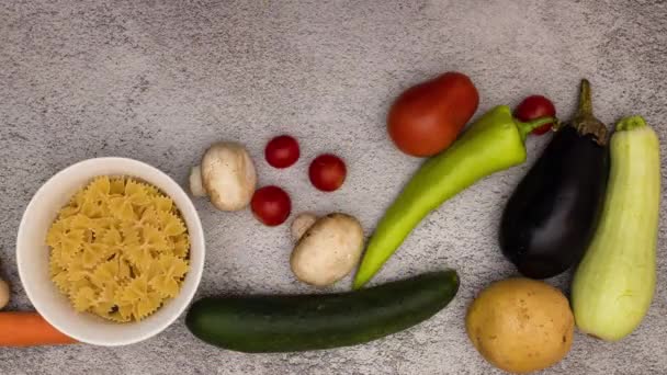 Detener Animación Movimiento Pasta Verduras Que Aparecen Desaparecen Del Fondo — Vídeos de Stock