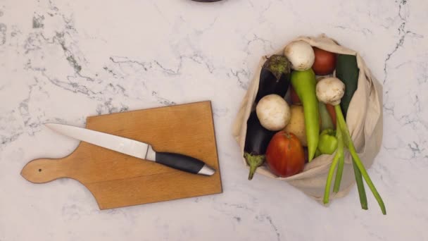 停止购物袋的运动动画与蔬菜和烹饪用品在厨房桌子上 — 图库视频影像