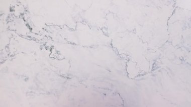 Makyaj ve kozmetik ürünlerinin hareket animasyondurdurun masada görünür 