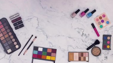 Masada hareket eden kadınlar için makyaj ve kozmetik ürünlerinin hareket animasyonu durdurun 