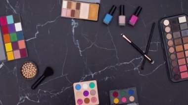 Masada hareket eden kadınlar için makyaj ve kozmetik ürünlerinin hareket animasyonu durdurun 