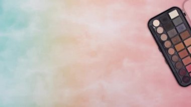 Makyaj ve kozmetik ürünlerinin hareket animasyondurdurun masada görünür 