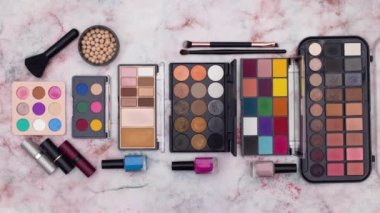 Makyaj ve kozmetik ürünlerinin hareket animasyondurdurun masada görünür 