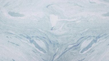 Makyaj ve kozmetik ürünlerinin hareket animasyondurdurun masada görünür 