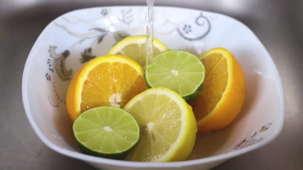 Verter Agua Fresca Limpia Sobre Fruta Orgánica Plato Blanco Gotas — Vídeos de Stock
