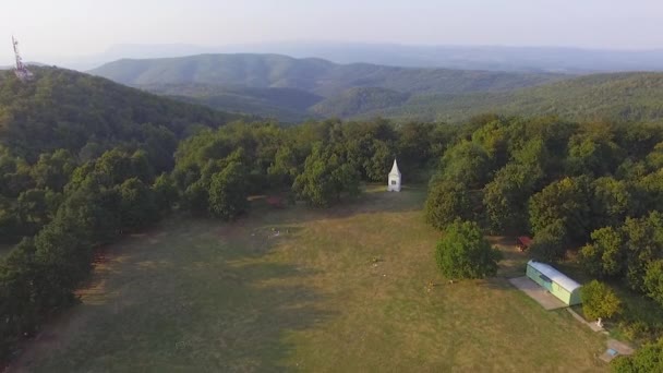Aereo Drone Filmato Bellissimo Paesaggio Monumento Nel Prato — Video Stock
