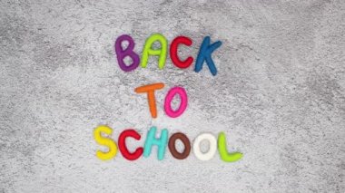 Okula geri dön hareketli animasyon - Gri arka planda hareket eden okula geri dön 