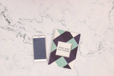 Çalışma zamanı - Masadaki Ofis malzemeleri 