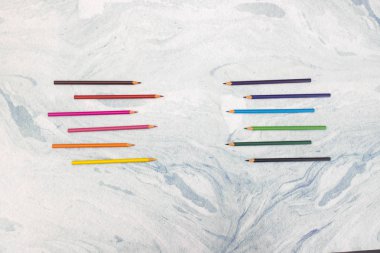 Sanat çalışmaları için masada renkli kalemler 