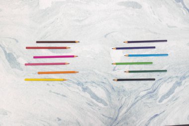 Sanat çalışmaları için masada renkli kalemler 