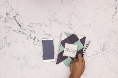 Çalışma zamanı - Masadaki Ofis malzemeleri 